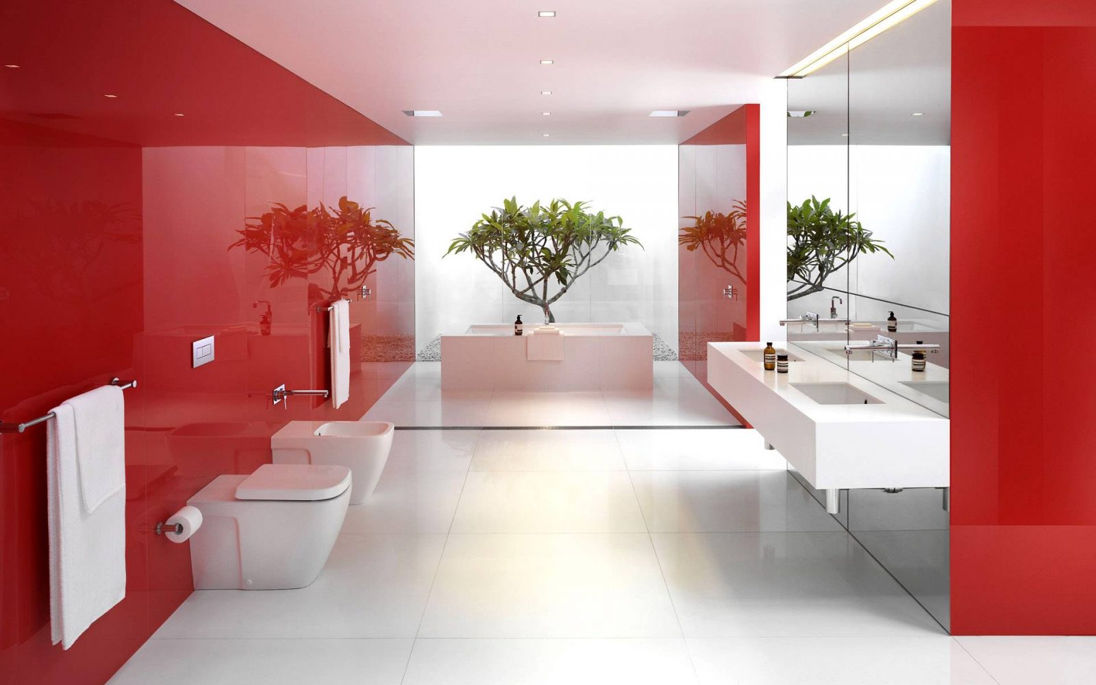 Baño moderno de tonos rojos