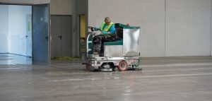 Cómo limpiar espacios industriales: máquinaria y medidas a tener en cuenta